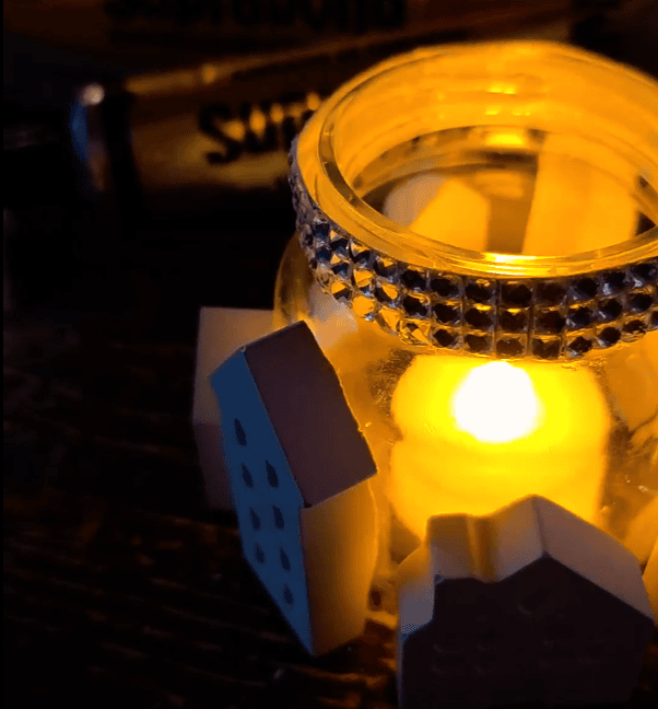 Siempre nos gusta reutilizar las cosas que tenemos en casa así las aprovechamos al máximo, por eso te traemos esta idea de deco navideña.