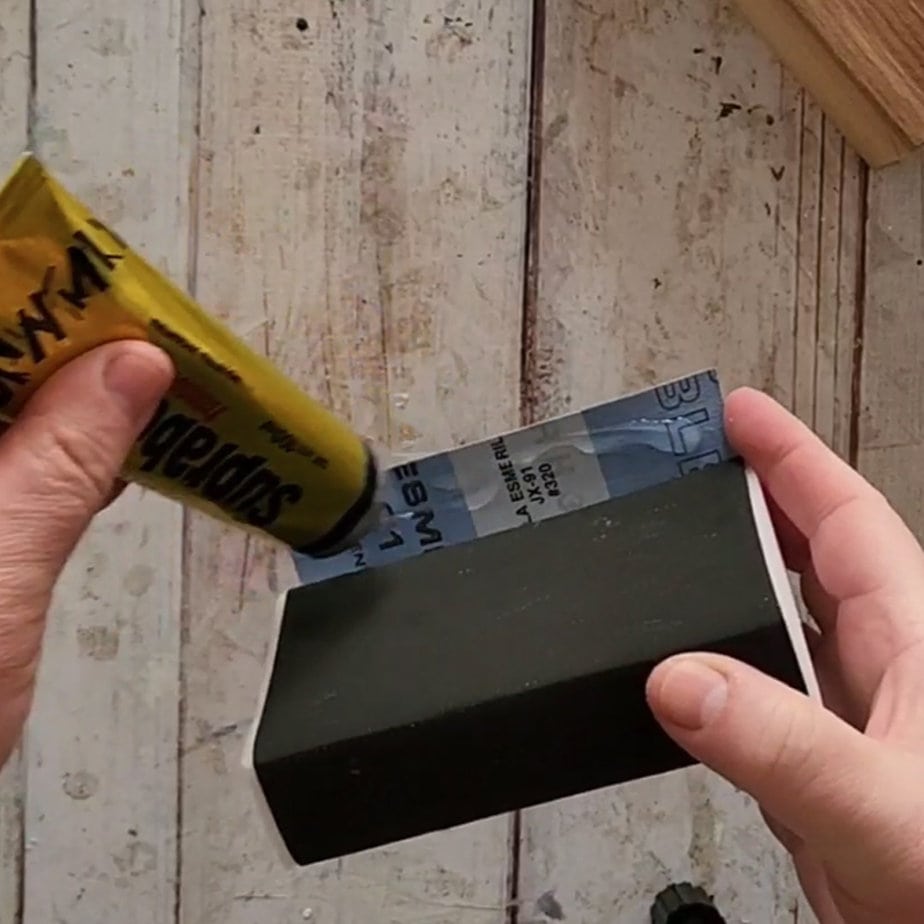 Pegar la lija de tela o cartón en la esponja de goma espuma